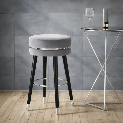Sgabello Bar in Velluto Grigio Finitura Argento Poggiapiedi Moderno