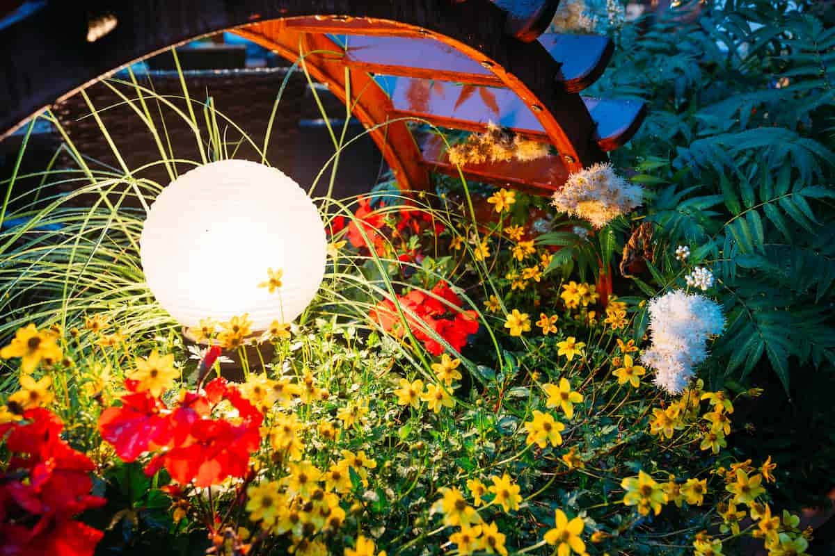 Illuminare il giardino o il campeggio con l'illuminazione portatile 