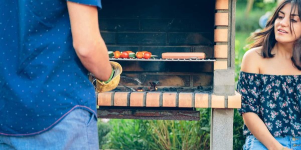 Come costruire un barbecue nel giardino di casa propria col semplice fai da te