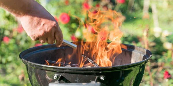 Come accendere il fuoco con la carbonella per la tua cena all'aperto
