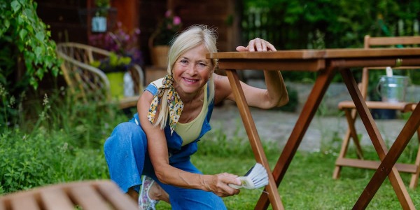 Guida completa alla manutenzione dei mobili da giardino in legno