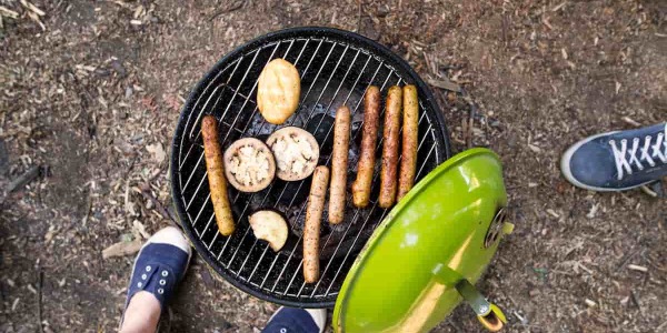 Barbecue a carbonella con coperchio: caratteristiche e vantaggi