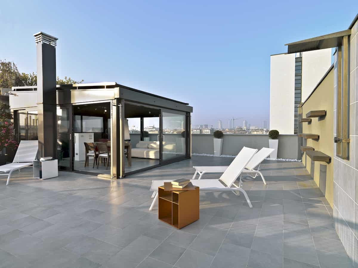 Arredamento terrazze attici e balconi: guida alla scelta dell'armadio perfetto