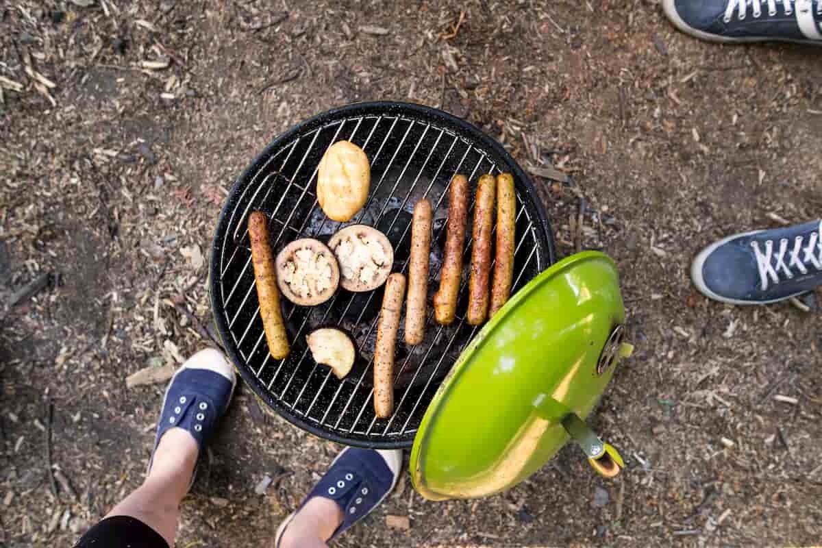 Barbecue a carbonella con coperchio: caratteristiche e vantaggi